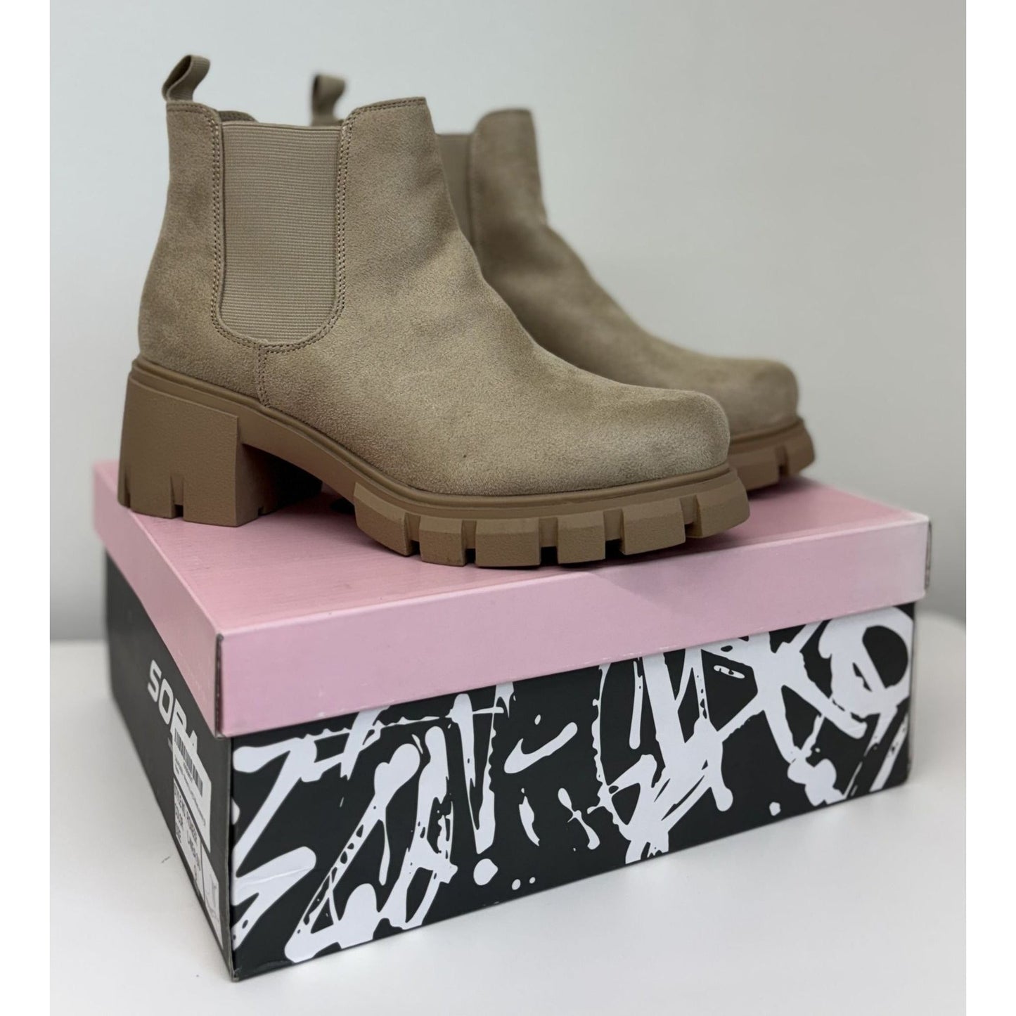SODA / Pionner / Beig/Sand / Chelsea Boots / With Chunky Lug Sole & Elastic Gore Pull Tabs SHOES BY FLOR